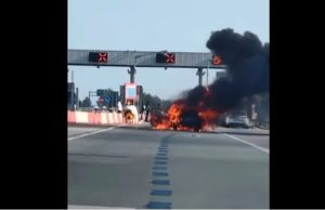 “Nestao” u plamenu: Automobil se zapalio na naplatnoj rampi VIDEO