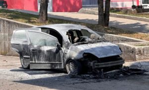 Buktinja uznemirila vlasnika i komšije: Na vozilu “fijat punto” izbio požar