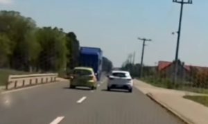 Bahato ponašanje na cesti: Pretiče drugi automobil, dok mu u susret ide šleper VIDEO