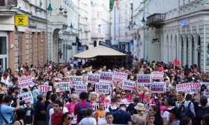 “Šutnja je odobravanje”: Protest u Sarajevu nakon stravičnog ubistva u Gradačcu VIDEO