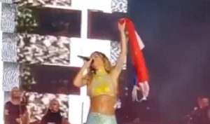 Albanska pjevačica pjevala ogrnuta srpskom zastavom – tvrdi da to nije bio plan VIDEO