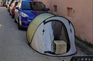 Vrhunac idejnog rješenja: Postavljaju šatore kako bi sačuvali sebi parking mjesto