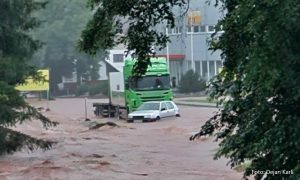 Haos u Sloveniji! Potopljena sela, bujica nosi auta FOTO/VIDEO