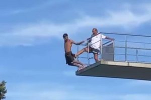 Incident na bazenu: Spasilac gurnuo mladića sa deset metara visine VIDEO