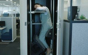 Kratka “dremka” na poslu: Kapsula za spavanje stojeći će povećati produktivnost zaposlenih VIDEO