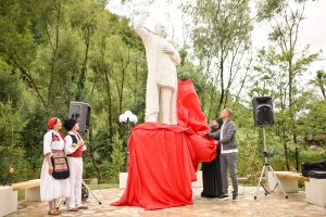 Otkriven spomenik narodnom tribunu Petru Kočiću u manastiru Gomionica