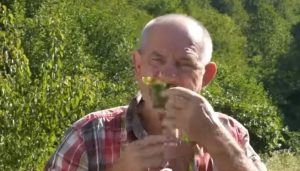 Stanko živi od 150 KM socijalne pomoći: Jede travu, žabe i puževe VIDEO