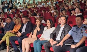 Stojičićeva prisustvovala svečanoj priredbi u Mrkonjić Gradu: Đaci da budu marljivi i da poštuju učitelje