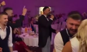 Mnogi oduševljeno tapšu! Pravoslavni sveštenik zapjevao na hodžinom vjenčanju VIDEO