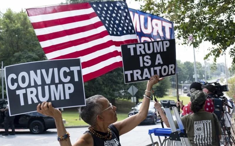 Vrijeme ističe: Predao se i bivši Trampov šef kabineta