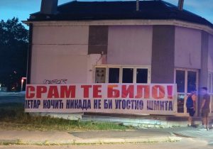 Preko puta Kastela u Banjaluci postavljen transparent: “Sram te bilo! Petar Kočić nikada ne bi ugostio Šmita”