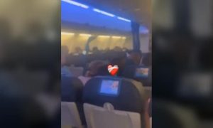 Šokantni snimci iz aviona! Krici zbog turbulencije, a onda je pilot donio odluku VIDEO