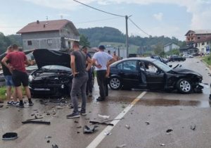 Dijelovi vozila rasuti po cesti: Težak sudar BMW-a i golfa