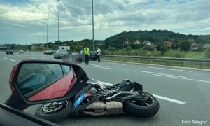 Težak udes na auto-putu: Oboren motocikl, vozač leži 20 metara dalje od vozila