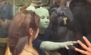 Ovo je hit! “Vanzemaljac” prošetao Njujorkom, ali postoji razumno objašnjenje VIDEO