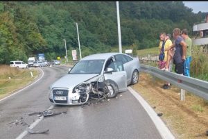 Teška saobraćajka: Ima povrijeđenih, na vozilima pričinjena veća materijalna šteta