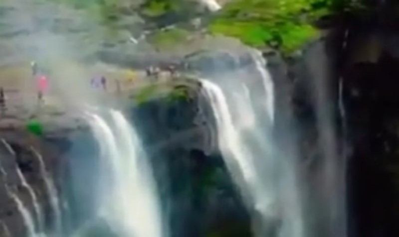 Fenomen koji je oduševio društvene mreže: Ovaj vodopad ide na gore VIDEO