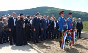 Odata počast žrtvama “Oluje”: Dodik i Vučić položili vijence na Petrovačkoj cesti FOTO