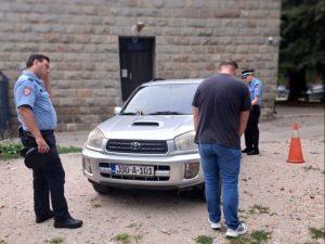 Poliven tečnošću koja razjeda farbu: Oštećen automobil predsjednika “Istočne alternative”