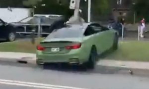 Kobna greška za volanom! BMW-om pokosio dvoje pješaka i udario u banderu VIDEO