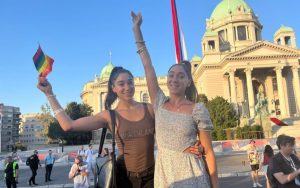 Tiktokerke podigle zastavu: Fitnes bliznakinje na Paradi ponosa u Beogradu