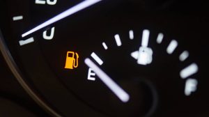 Panika za mnoge: Evo koliko možemo voziti kada se upali lampica za gorivo