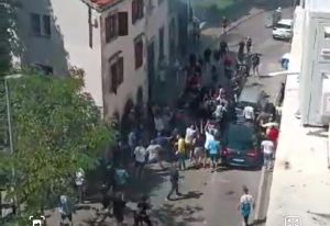 Više osoba povrijeđeno u Mostaru: Navijači Željezničara napali građane i navijače Veleža FOTO/VIDEO