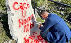 Nešić obišao oskrnavljeni spomenik na Kazanima: Prijetnja preostalim Srbima u Sarajevu