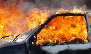 Vatra “progutala” vozilo: Dvije osobe izgorjele u automobilu
