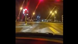 Umalo tragedija: Bahati vozač u Banjaluci projurio kroz crveno VIDEO