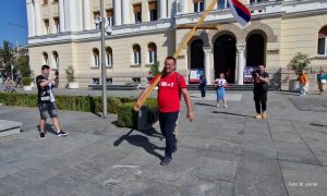 Stigao sa krstom na leđima i poslao poruku: Dragoslav Šinik prepješačio od Gradiške do Banjaluke FOTO/VIDEO