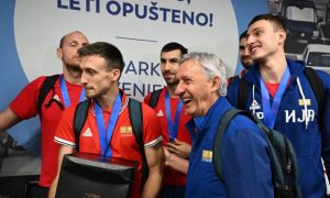 “Šampioni, šampioni”: Košarkaši Srbije dočekani ovacijama na aerodromu VIDEO