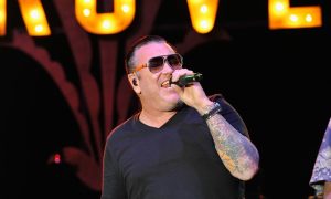 Alkohol mu došao glave: Preminuo frontmen grupe “Smash Mouth”