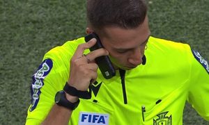 Poništio penal: Sudija koristio telefon tokom utakmice FOTO