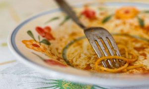 Satima povraćao: Student preminuo nakon što je pojeo ostatke tjestenine