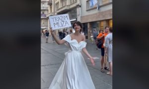 Djevojka se bacila u akciju: Obukla vjenčanicu i ponijela natpis “tražim muža” VIDEO