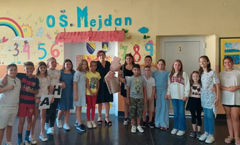 Dirljiv ispraćaj u penziju! Posljednje školsko zvono “odzvonilo” za učiteljicu VIDEO