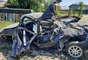 Brza vožnja prekinula sve: Mladić poginuo, automobil uništen skroz