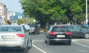 Vozači, oprezno sa papučicom gasa! Sudar dva auta u banjalučkom kružnom toku FOTO