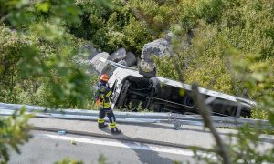 Priveden vozač autobusa: Osjetio bol u glavi, pa sletio u provaliju