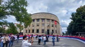Sa trobojkom kroz grad: Banjalučki SNSD razvukao zastavu dugu 100 metara VIDEO