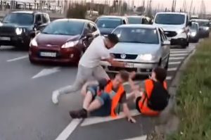 Vozač izgubio živce: Aktivisti blokirali saobraćaj, pa dobili batine VIDEO