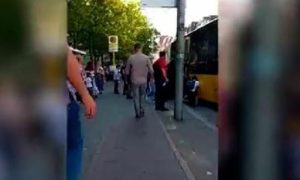 Oko 40 ljudi pritrčalo u pomoć: Mladić trčao da stigne autobus pa pao pod točkove VIDEO