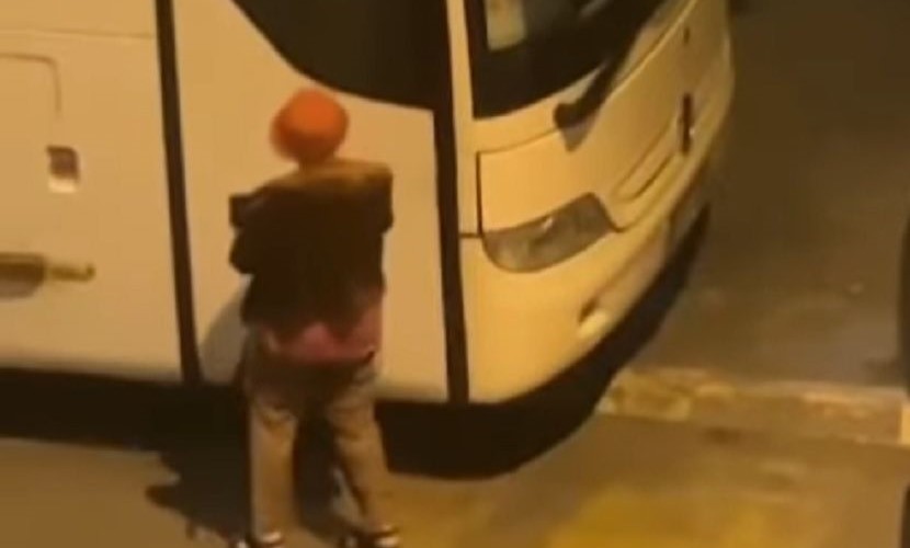 Nevjerovatne scene: “Baba vandal“ izgrebala autobus VIDEO