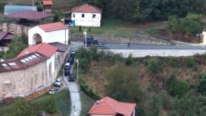 Eparhija raško-prizrenska: Naoružana lica napustila manastir Banjska, u dvorištu sada kosovska policija i šef EULEX-a