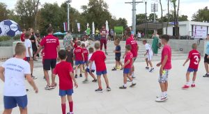 “Crveno-plavi” se družili sa klincima: Borčevci uljepšali dan mališanima u parku Mladen Stojanović