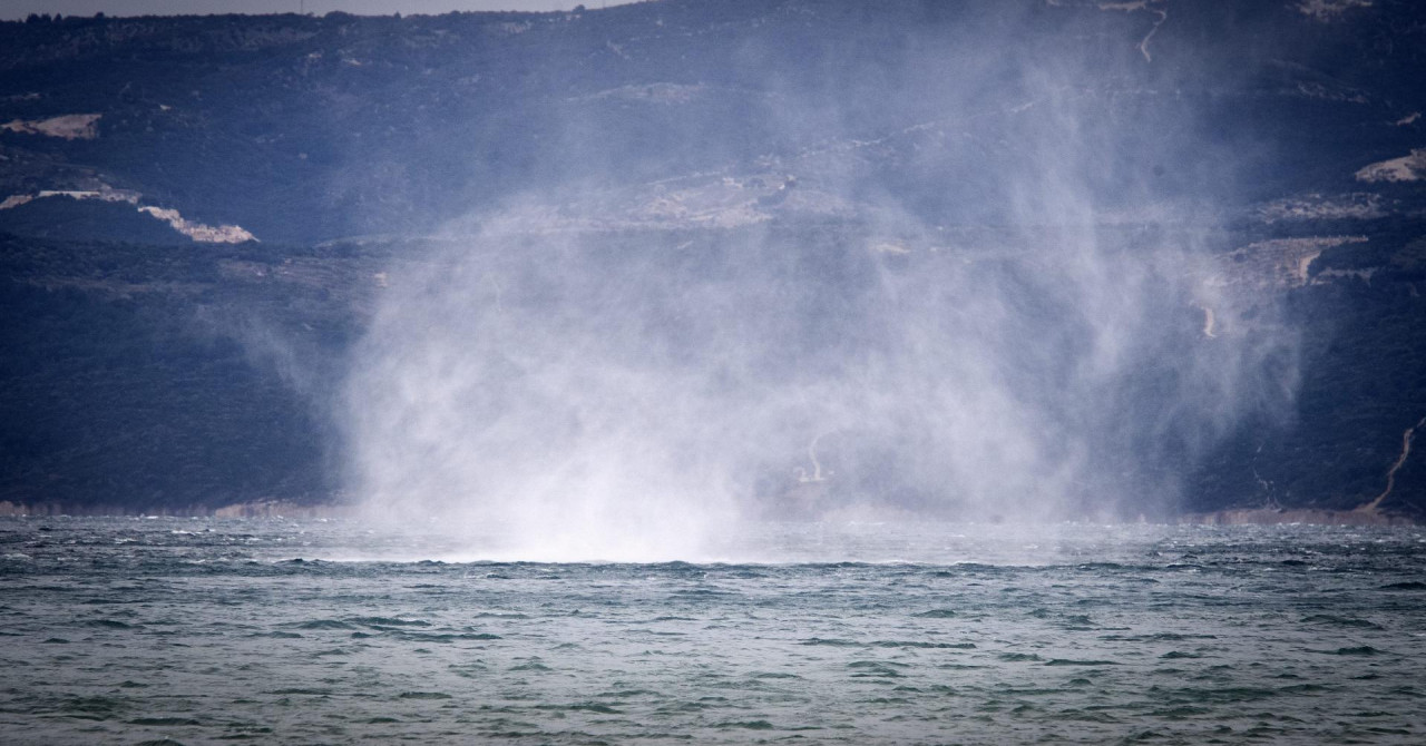 Na snazi najviši stepen upozorenja: Kod Senja jutros izmjereni udari bure od preko 140 kilometara na sat