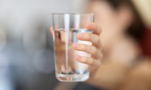 Izbacite zaslađena pića: Koju količinu vode trebate da popijete na dan za sagorijevanje sala