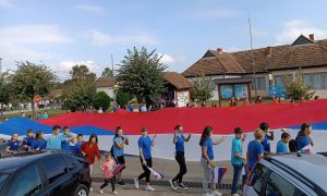 Slavi se Dan srpskog jedinstva: Učenici nosili dugačku trobojku FOTO