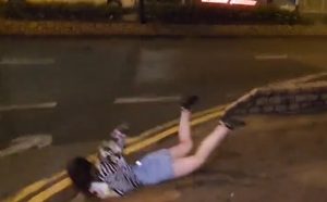 “Zakucao” je za asfalt: Supertajfun bacio djevojku na ulicu VIDEO